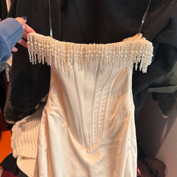 House of CB ‘Nalita ’ Dainty Ivory Pearl Embellished Corset Dress - Picture 3 of 8